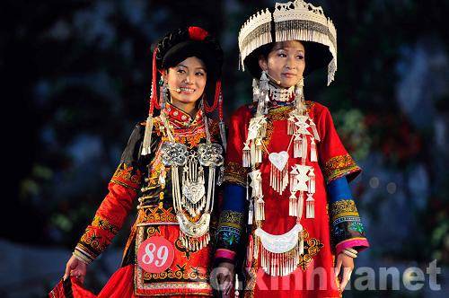 涼山火把節上最美的“索瑪花”