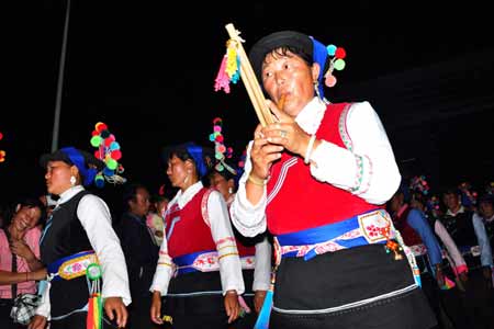 云南彝鄉圣火點燃激情火把夜