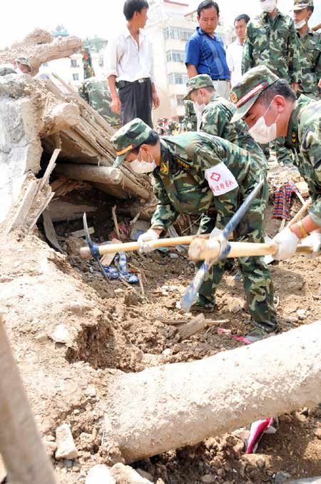 云南公安邊防總隊赴舟曲搶險救災紀實