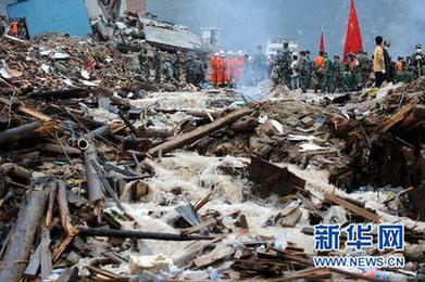 大雨致舟曲災區(qū)再發(fā)泥石流 生命線兩舟公路再中斷