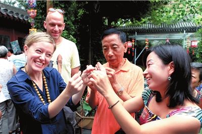 居民七夕節前斗“巧”