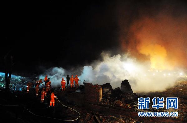 伊春市連夜展開鞭炮廠爆炸余火撲救及搜救工作