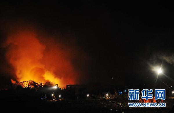 伊春市連夜展開鞭炮廠爆炸余火撲救及搜救工作
