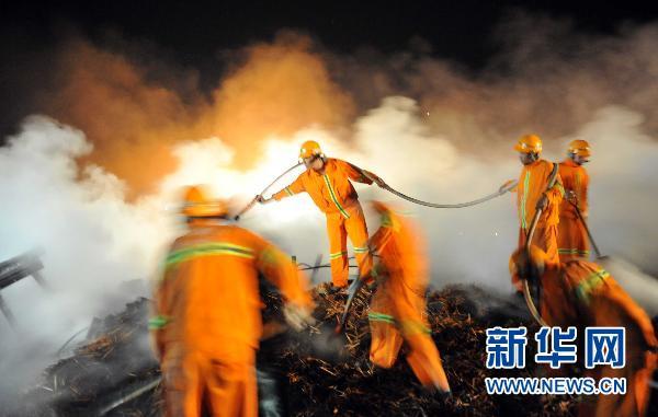 伊春市連夜展開鞭炮廠爆炸余火撲救及搜救工作