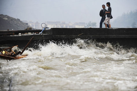 汶川映秀鎮對岷江壅塞體進行兩次爆破