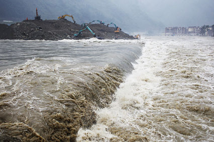 汶川映秀鎮(zhèn)對(duì)岷江壅塞體進(jìn)行兩次爆破