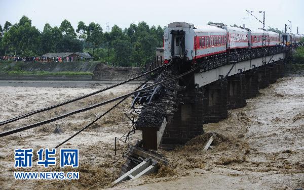 洪水沖垮寶成線一鐵路橋　無人員傷亡