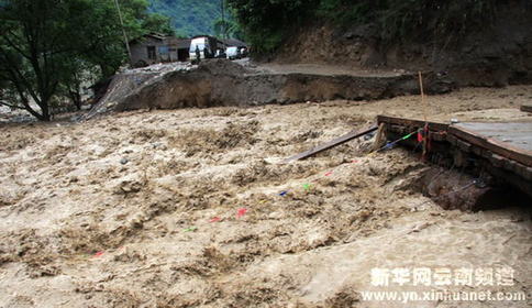 云南貢山泥石流災(zāi)害現(xiàn)場公路交通再次中斷