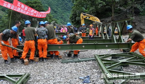 云南貢山泥石流災害現場公路交通再次中斷