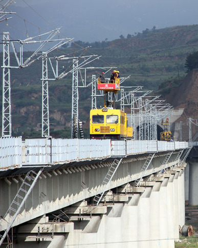 太中銀鐵路呂梁山隧道接觸網(wǎng)導(dǎo)線全部貫通
