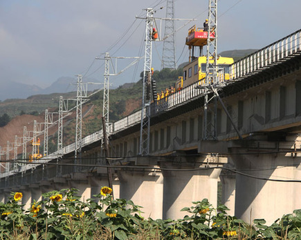 太中銀鐵路呂梁山隧道接觸網導線全部貫通