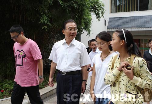 溫家寶與北川中學學生代表親切見面