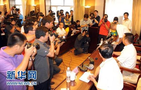 伊春飛機失事新聞通氣會 河南航空高管鞠躬道歉
