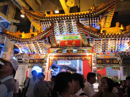 云南活動(dòng)周：26個(gè)民族舞動(dòng)上海灘