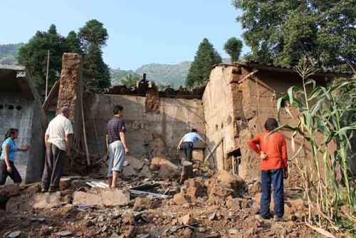 【直擊】云南巧家發(fā)生4.8級(jí)地震救災(zāi)現(xiàn)場(chǎng)