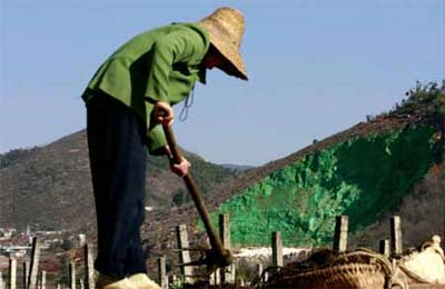 荒唐!陜西華縣一采石場毀壞山體竟刷綠漆“遮羞”