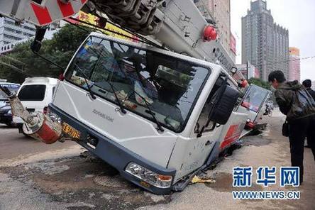 蘭州市區路面塌陷起重機被卡