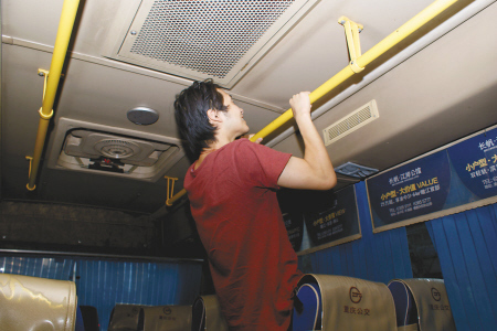 公交上鍛煉身體 “公交健身哥”危險喲！