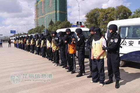 昆明重拳打擊黑惡團伙 群眾放鞭炮慶祝