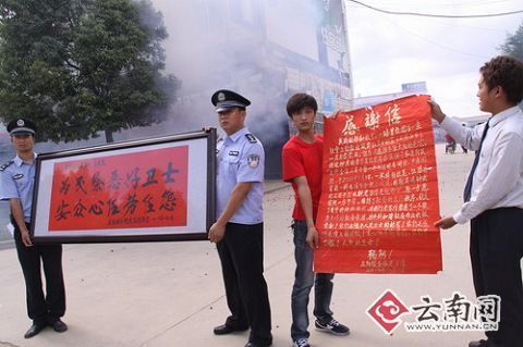 昆明重拳打擊黑惡團伙 群眾放鞭炮慶祝