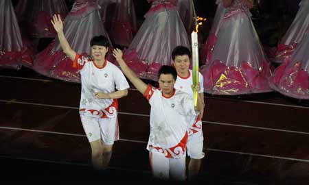 陳忠和與特奧運(yùn)動(dòng)員共同點(diǎn)燃第五屆特奧會(huì)圣火盤(pán)
