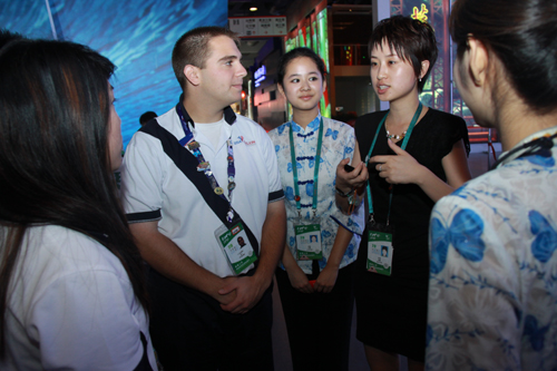 美國館與安徽館互換人員任“導(dǎo)游”