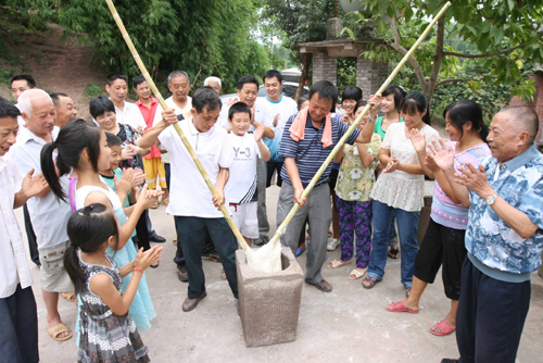 四川廣安災區群眾歡樂過中秋(圖)