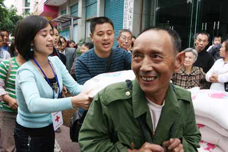 四川廣安40萬救災物質助災區困難群眾溫暖過國慶(圖)