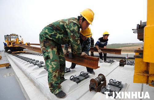京滬高鐵鋪軌工作全面快速推進