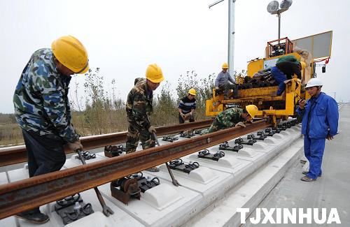 京滬高鐵鋪軌工作全面快速推進
