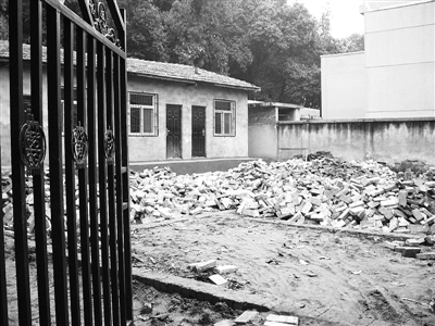 青山區冶金街楠姆社區違建房為何“兩拆三建”