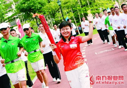 亞運火炬昨日中山傳遞 數千市民微博直播