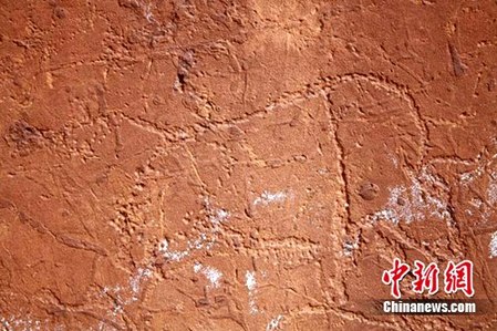新疆5000米高山發現逾萬幅精美巖畫石刻文字