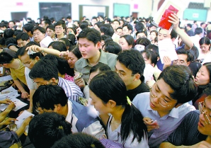 公務(wù)員試點招錄農(nóng)民工 高學(xué)歷門檻令其淪為傳說