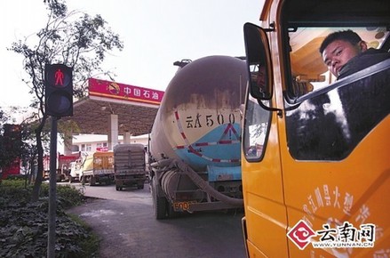 “柴油荒”波及昆明 貨車(chē)排長(zhǎng)隊(duì)加油還限量