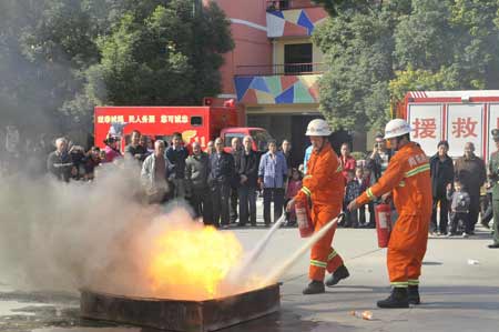 南陽消防絕活進(jìn)社區(qū)(多圖)