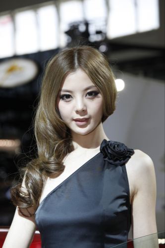 中國模特收入大揭秘 頂級車模每分鐘賺10元(圖)