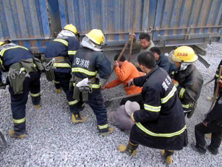 河南濮陽一男子卸車時不慎被60噸石子掩埋