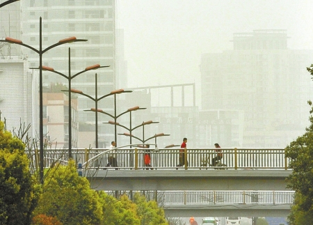 “黃紗”籠罩成都連續三天輕微污染