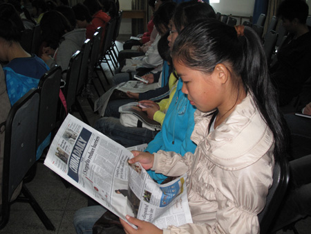 武漢福彩向師范大學生贈閱《中國日報》