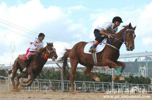 云南少數(shù)民族傳統(tǒng)體育運動會賽馬比賽舉行