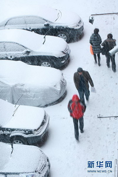 我國北方多個(gè)城市遭受暴雪襲擊(圖)