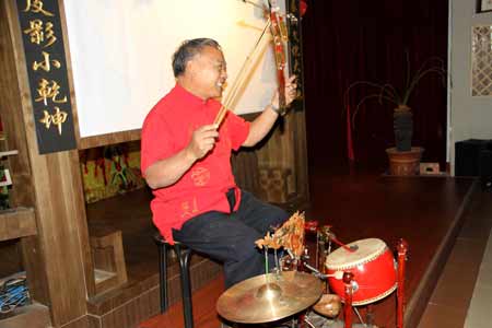 泰山皮影：一個人演活一場戲