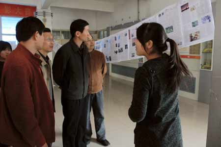 中原工學院大學生成“主編” 設計報紙辦展覽