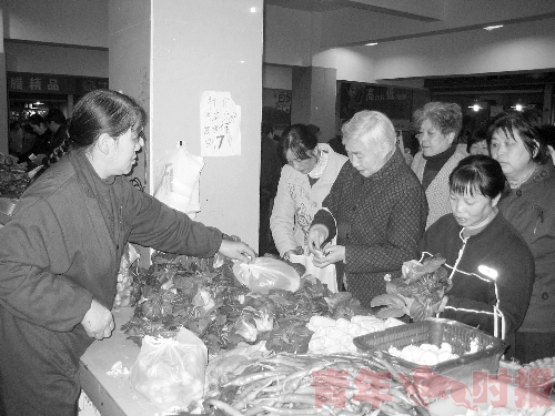 平價(jià)菜惹人愛:青菜降到7毛/斤 隊(duì)伍排到市場外