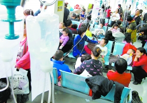 醫院感冒患者增多 兒童醫院高峰時增派醫生