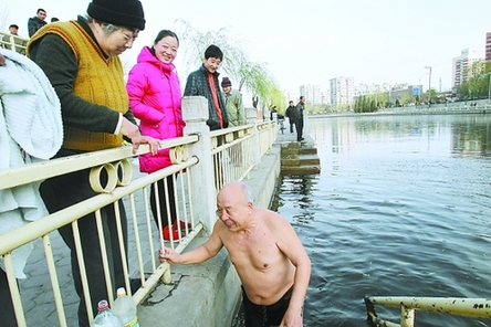 頂風(fēng)冬泳（圖）