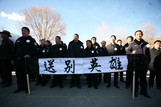 四川甘孜上萬市民送別救火犧牲者(圖)