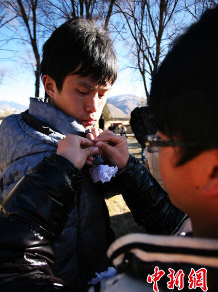 四川甘孜上萬市民送別救火犧牲者(圖)