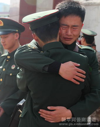 老兵揮淚別戰友